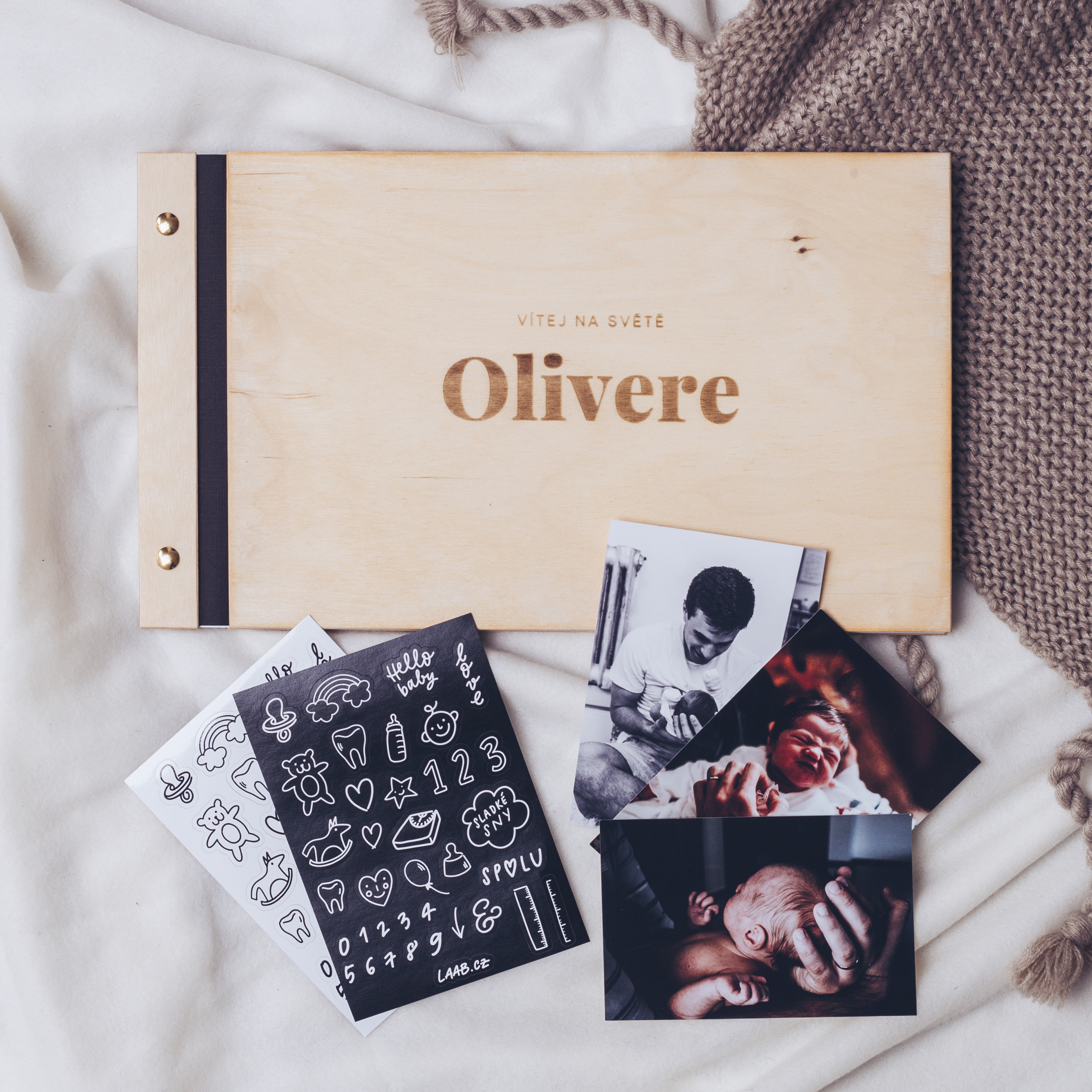 dřevěné fotoalbum Oliver: FORMÁT FOTOALBA na šířku, POČET LISTŮ 25 s prokladovými listy, FORMÁT FOTOALBA na šířku, POČET LISTŮ 25, BARVA LISTŮ černá