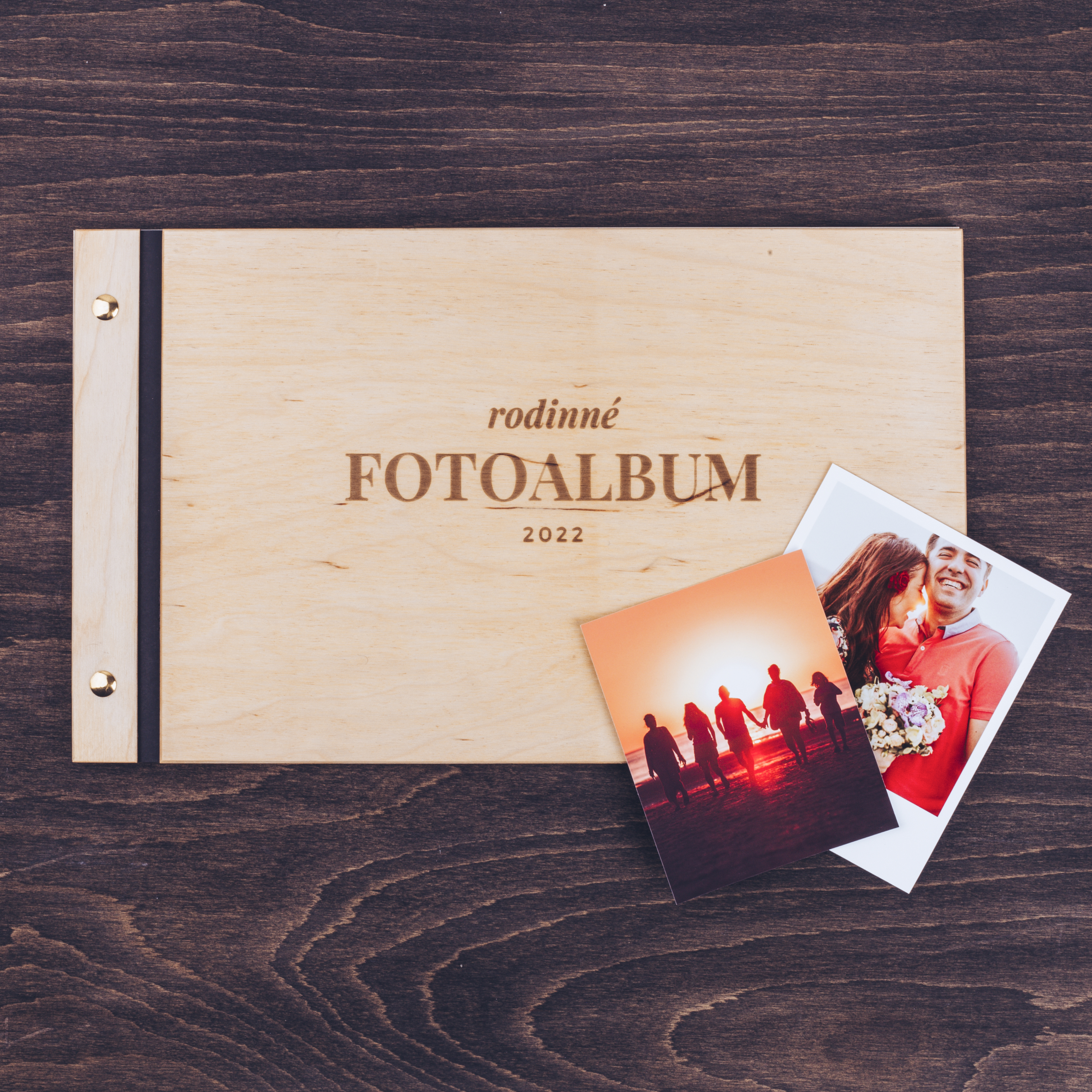 dřevěné fotoalbum Rodina: FORMÁT FOTOALBA na šířku, POČET LISTŮ 20 s prokladovými listy, FORMÁT FOTOALBA na šířku, POČET LISTŮ 25, BARVA LISTŮ černá