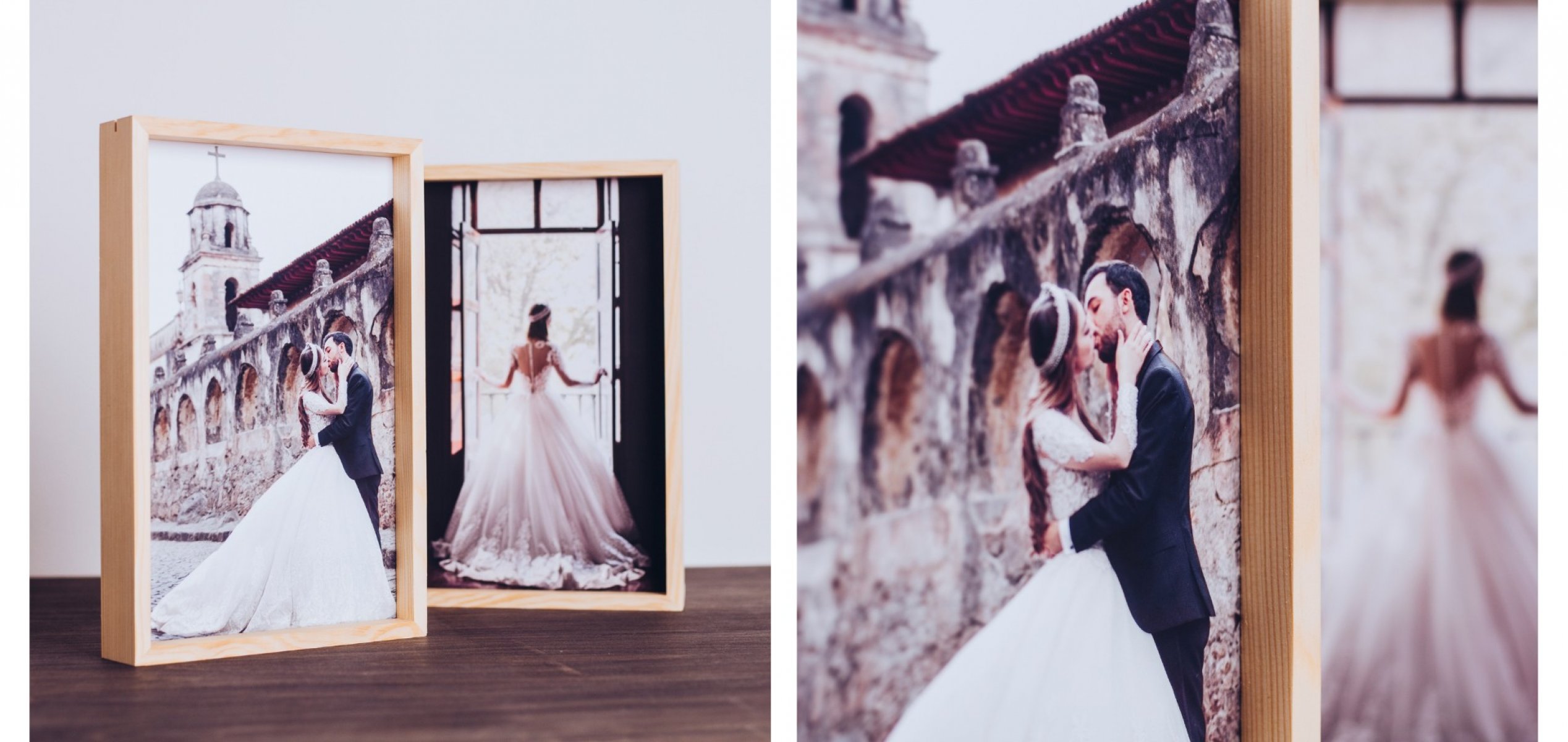 Svatební fotografie v dřevěném rámu.