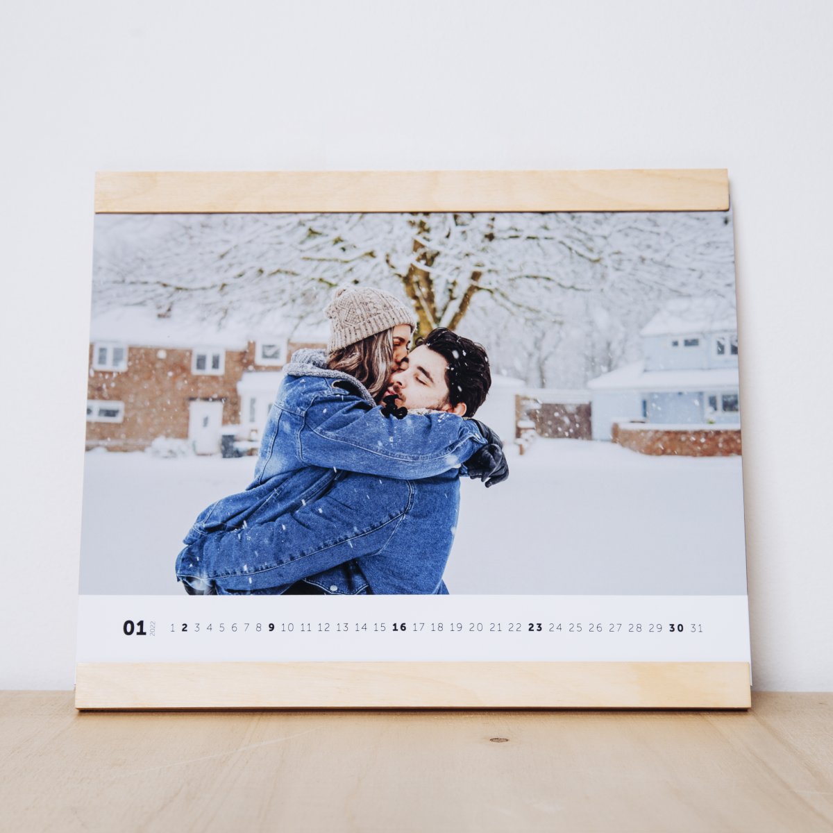 Nástěnný kalendář s fotkou zamilovaného páru.